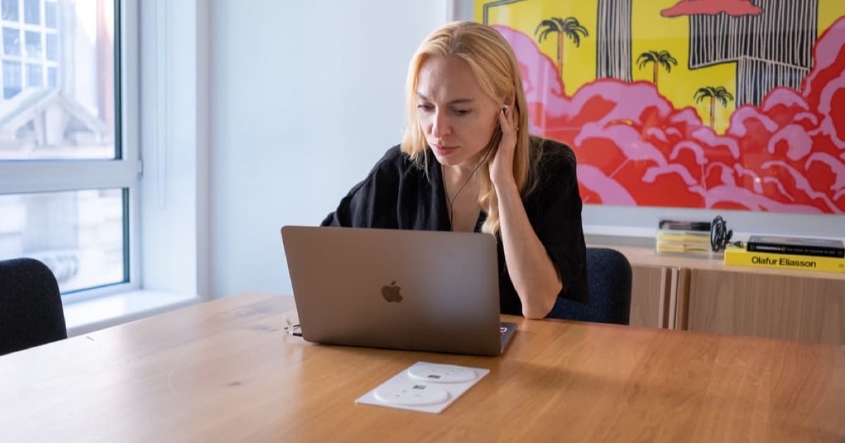 Engaged Female Employee in Virtual Meeting, featured image for Hoja de ruta GEO de seis meses para software y SaaS