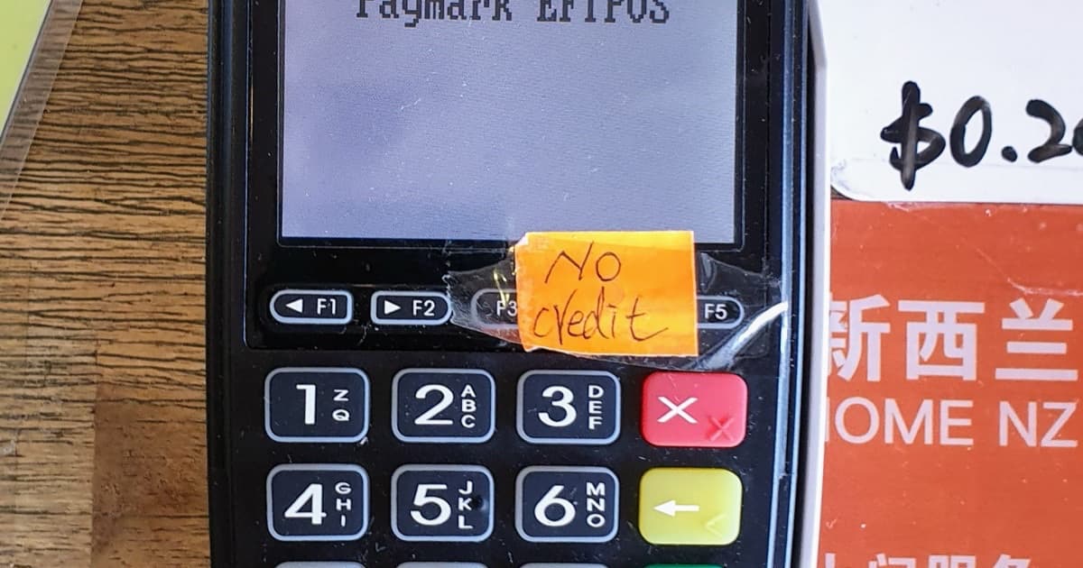 NZ payment terminal - no credit sticker, featured image for Señales de autoridad de marca para banca y servicios financieros en Paraguay