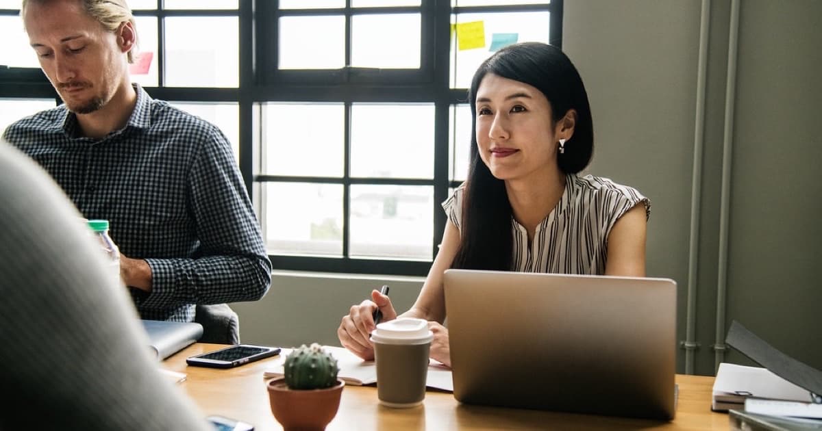 Japanese woman in a business meeting, featured image for Cloudflare Workers o Vercel Edge: cómo elegir sin ser demasiado técnico