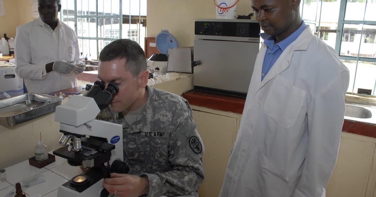 U.S. Army Medical Research Unit - Improving malaria diagnostics, Kisumu, Kenya 05-2010, featured image for Operaciones de contenido para equipos de salud y servicios profesionales que usan IA con cuidado