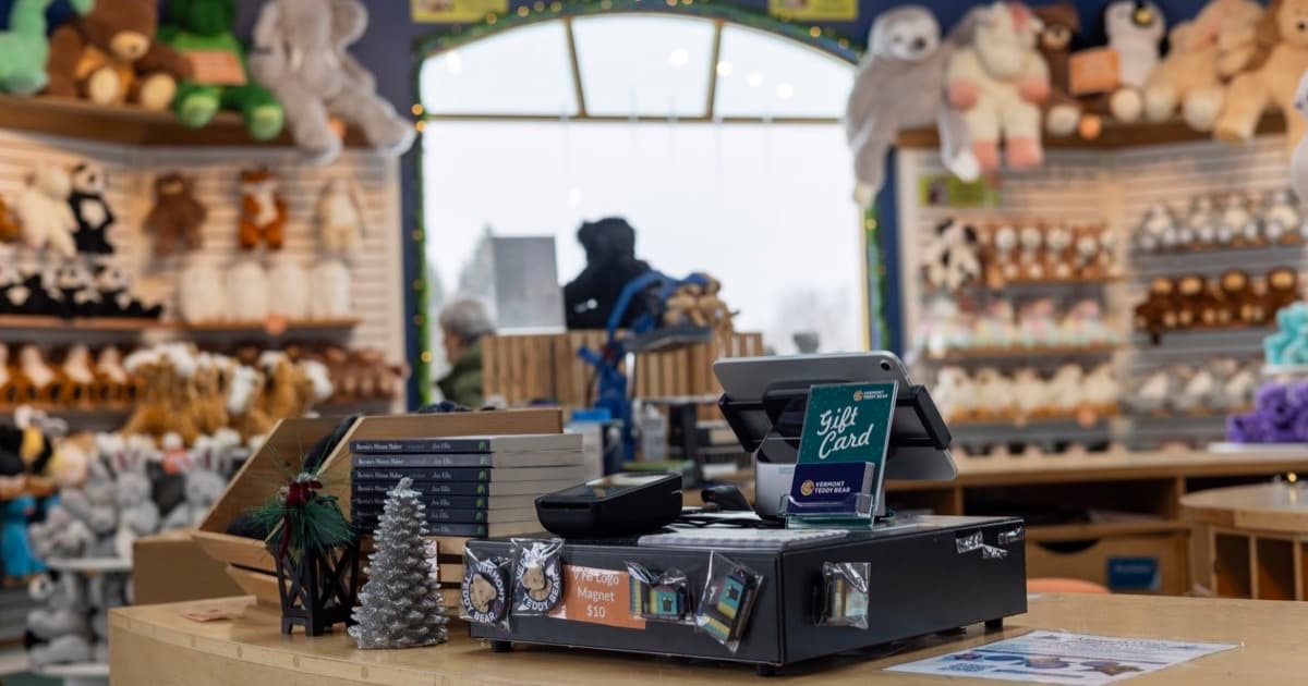 Retail checkout area at the Vermont Teddy Bear Company store, featured image for Operaciones de contenido para equipos de retail y ecommerce que usan IA con cuidado