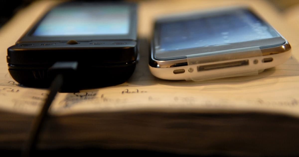 Android Developer Phone 1 and iPhone 3G, featured image for Operaciones de contenido para equipos de software y SaaS que usan IA con cuidado
