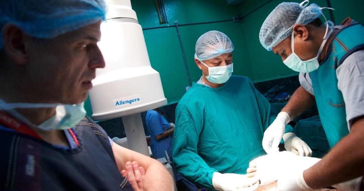 Dr Colin Walker, a consultant orthopaedic surgeon from Glasgow, part of the UK's Emergency Medical Team responding to the Nepal earthquake, featured image for Cómo escribir pasajes citables para salud y servicios profesionales