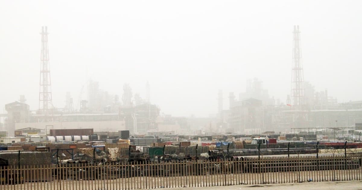 Far view of industrial infrastructure in Mesaieed Industrial Area, featured image for Cómo escribir pasajes citables para inversión industrial y producción verde