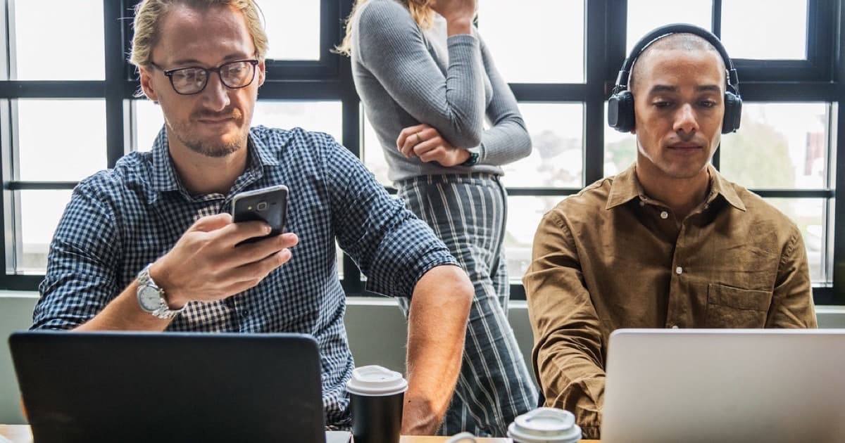 Group of diverse people having a business meeting, featured image for Qwen Code y modelos chinos de código: qué deberían saber los ejecutivos