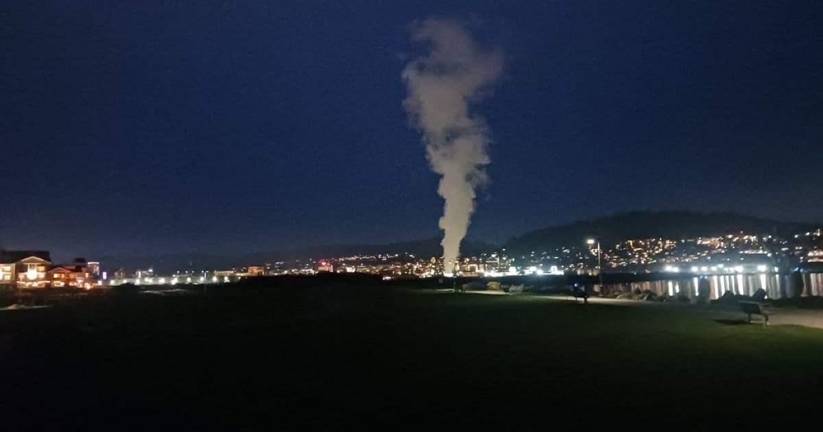 The plume of steam from a power plant lighting the city., featured image for Bases técnicas de SEO antes de GEO para inversión industrial y producción verde