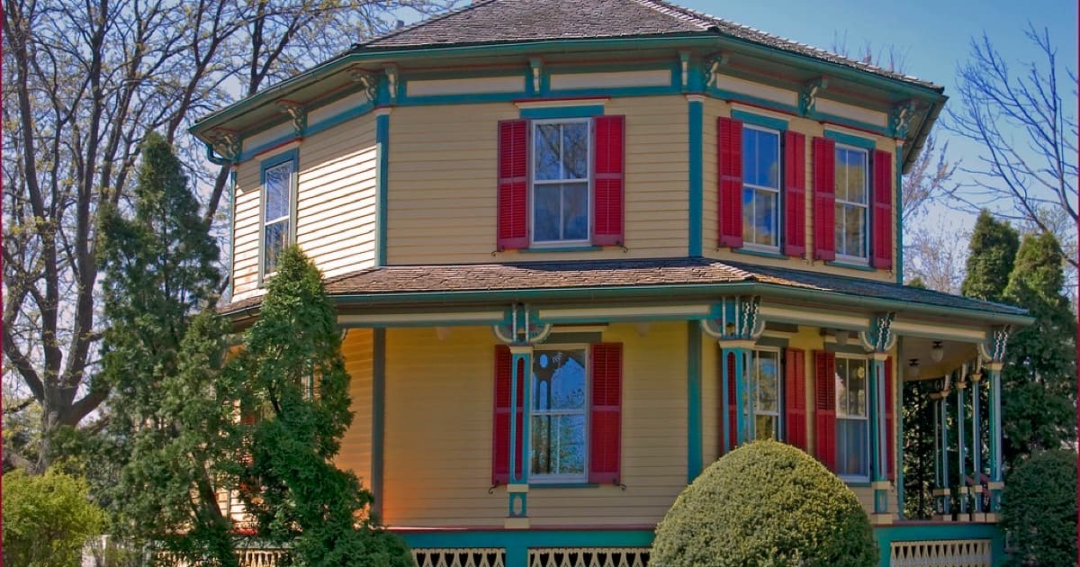 Octagon House -- 223 West Main Street Barrington (IL) April 2012, featured image for Cómo convertir la visibilidad en IA en leads para real estate y construcción