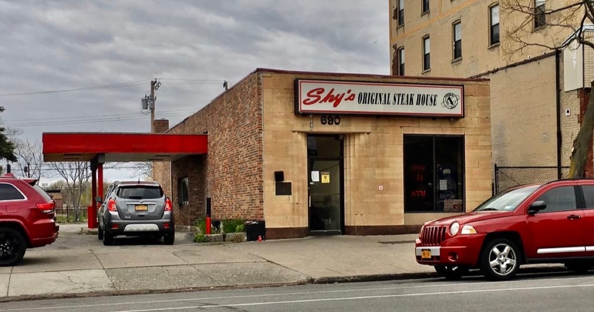 Shy's Original Steak House (former Buffalo Industrial Bank Broadway-Fillmore Branch et al.), Broadway-Fillmore, Buffalo, May 2020, featured image for Por qué la arquitectura web importa para el GEO de banca y servicios financieros
