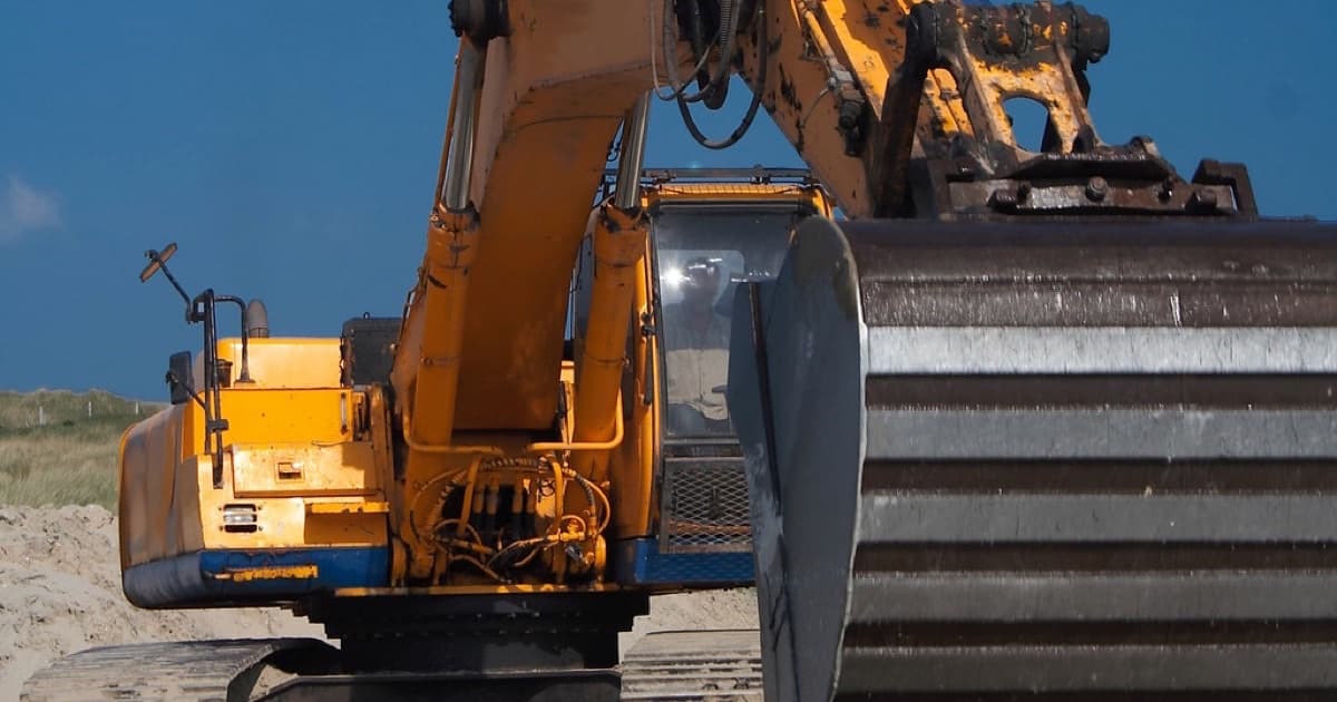 Digger - FGS Plant Hire, featured image for Por qué la arquitectura web importa para el GEO de inversión industrial y producción verde